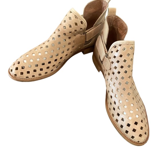 Muse & Cloud Anthropologie leather ankle booties. Tan. Excellent condition. Sz 9 - Picture 3 of 10